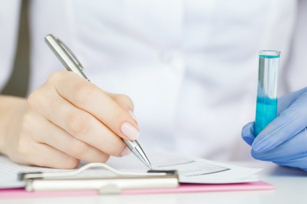 Cheffe de projet clinique compilant des données scientifiques.