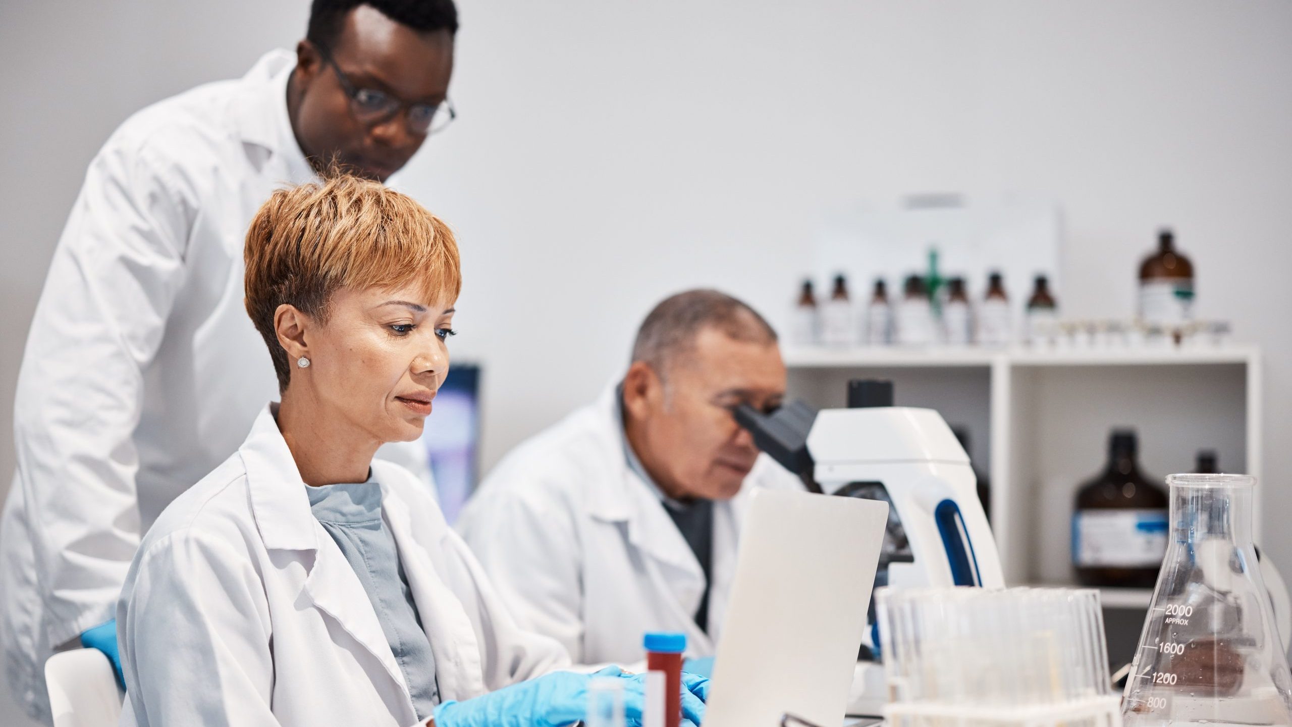 équipe scientifique travaillant sur l'analyse de résultats